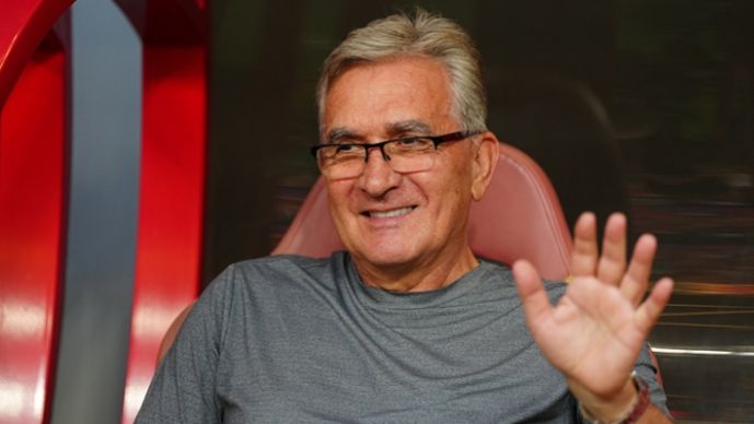 71岁前国足主帅伊万正式宣布退休，跨欧亚中东的