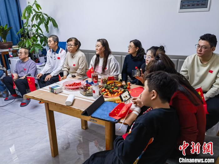 母亲屏前落泪：范可新兑现承诺，成为七台河队