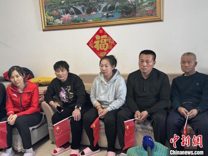 母亲屏前落泪：范可新兑现承诺，成为七台河队