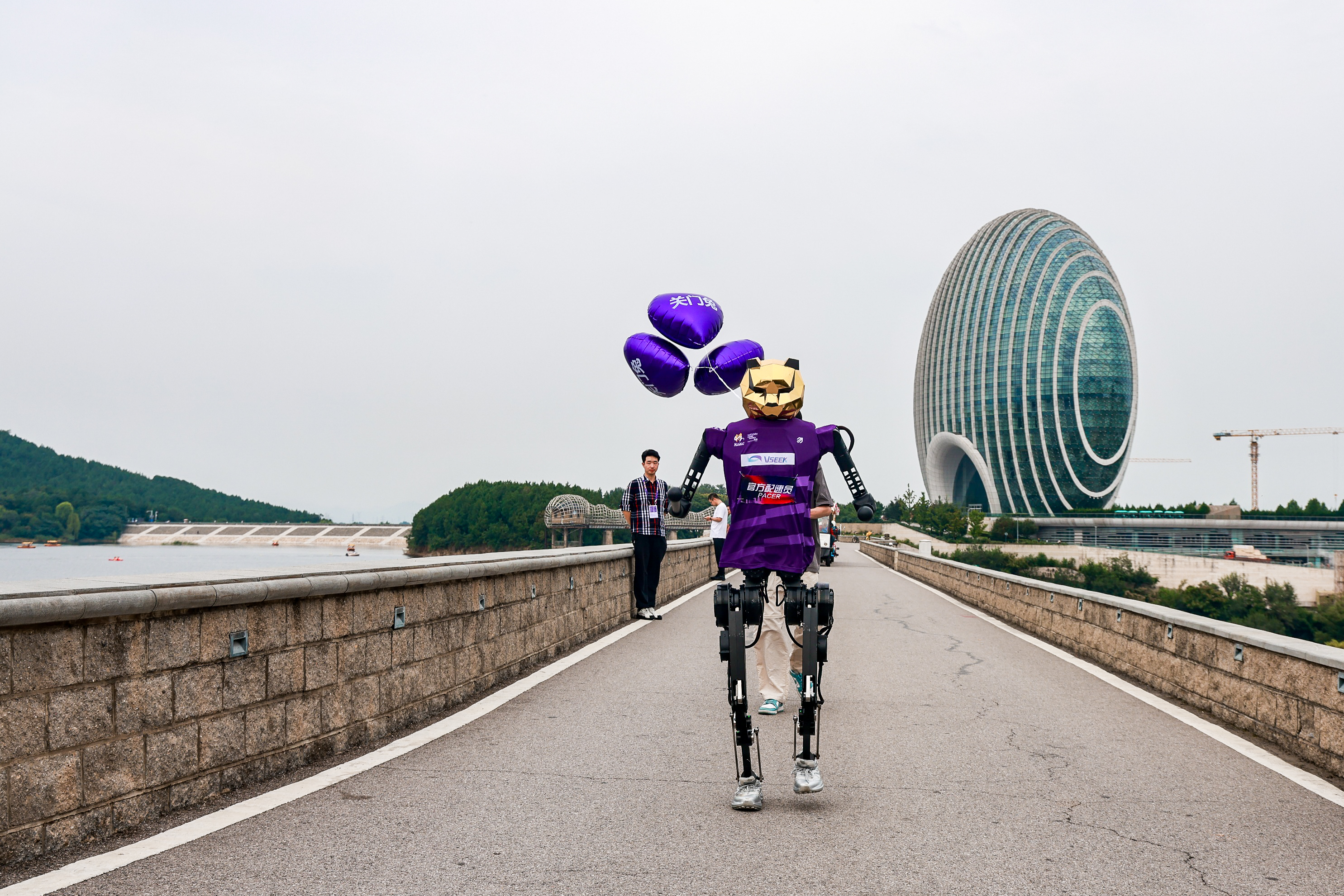 2025怀柔长城马拉松暨扎耶德慈善跑落幕 肯尼亚埃