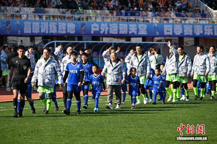 曾志伟谭咏麟领衔滇港友谊赛 昆明球迷共襄经典