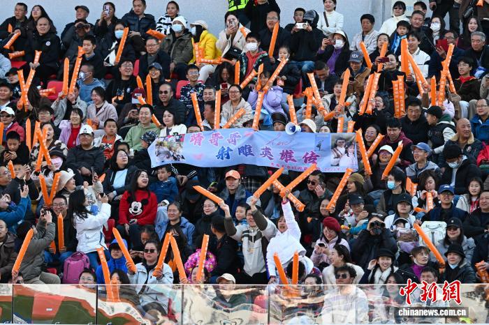 曾志伟谭咏麟领衔滇港友谊赛 昆明球迷共襄经典