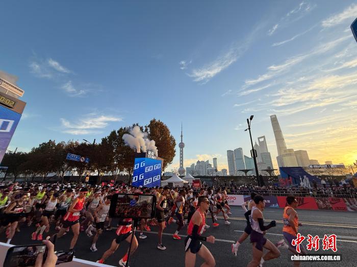 肯尼亚选手布里吉德·科斯盖以2小时16分36秒夺冠