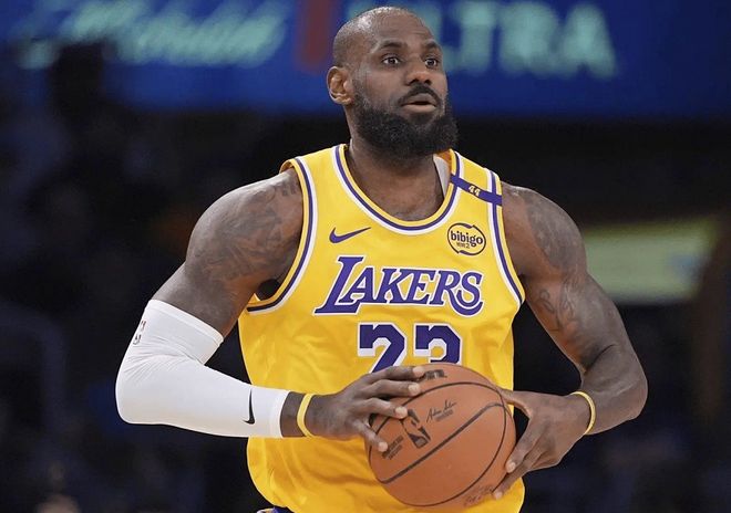 41岁老詹登顶快攻得分王，湖人季后赛前景引热议