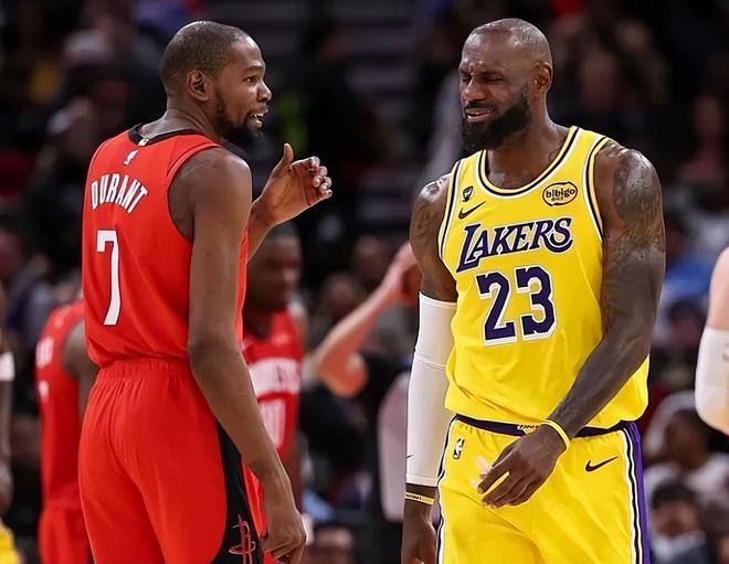 41岁老詹登顶快攻得分王，湖人季后赛前景引热议